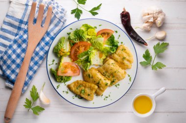 Tempura hake parçaları ve salata. Dekorasyonlu üst görünüm tablosu.