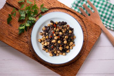 Puding ve sebzeli sotelenmiş nohut. Dekorasyonlu üst görünüm tablosu.