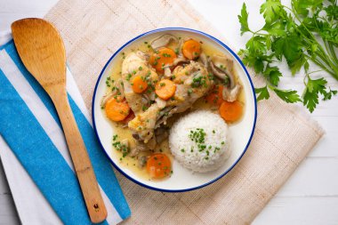 Sebzeli tavuk budu yahnisi. Süslü üst manzara masası..