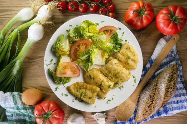 Tempura hake parçaları ve salata. Dekorasyonlu üst görünüm tablosu.