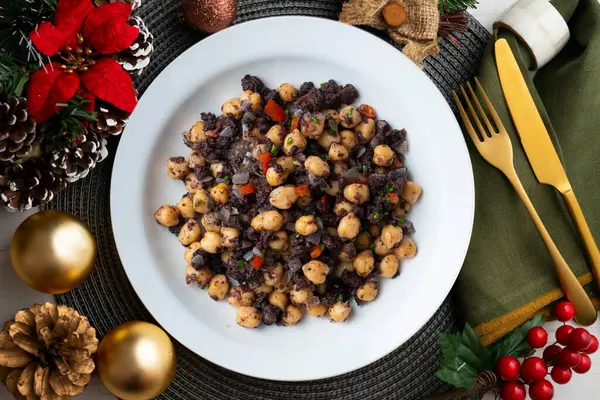 Puding ve sebzeli sotelenmiş nohut. Noel süslemeli üst manzara masası.