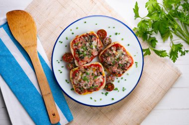 Jambon ve mantarlı mini pizzalar. Dekorasyonlu üst görünüm tablosu.