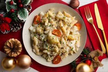 Morina ve karnabaharlı makarna. Noel süslemeli en iyi manzara masası.