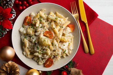 Morina ve karnabaharlı makarna. Noel süslemeli en iyi manzara masası.