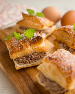 Çikolatalı trüf kremalı Miguelito. İspanyol çikolatalı puf böreği.