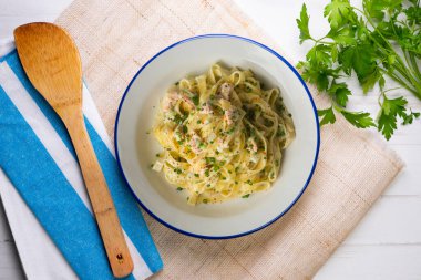 Somon ve kremalı taze İtalyan makarnası. Dekorasyonlu üst görünüm tablosu.
