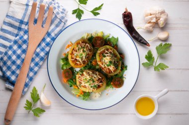 Et ile doldurulmuş fırında pişirilmiş patates. Dekorasyonlu üst görünüm tablosu.