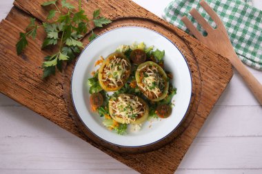 Et ile doldurulmuş fırında pişirilmiş patates. Dekorasyonlu üst görünüm tablosu.