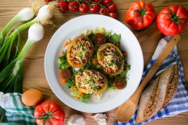 Et ile doldurulmuş fırında pişirilmiş patates. Dekorasyonlu üst görünüm tablosu.