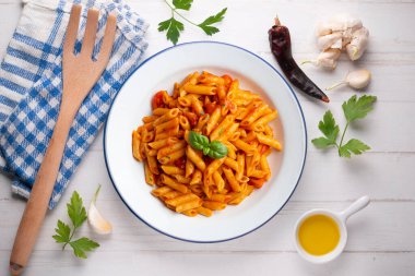 Domates ve fesleğen aromalı makarna. Dekorasyonlu üst görünüm tablosu.