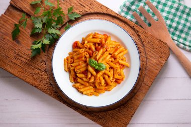 Domates ve fesleğen aromalı makarna. Dekorasyonlu üst görünüm tablosu.