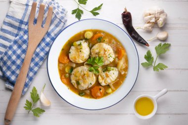 Sebzeli hake madalyonu. Noel süslemeleri ile en üstteki görünüm masası.