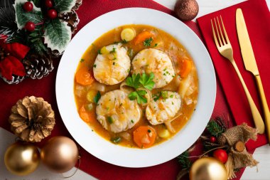 Sebzeli hake madalyonu. Noel süslemeleri ile en üstteki görünüm masası.