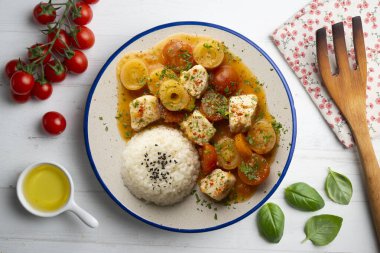Pırasalı beyaz balık güveci ve pirinçli vişneli domates. Dekorasyonlu üst görünüm tablosu.