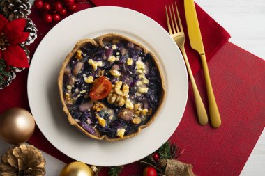 Sebzeli vejetaryen kiş ve kırmızı lahana. Noel süslemeli en iyi manzara masası.