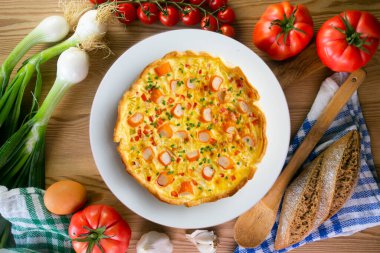 Sebzeli kiş ve yengeç surimi. Dekorasyonlu üst görünüm tablosu.