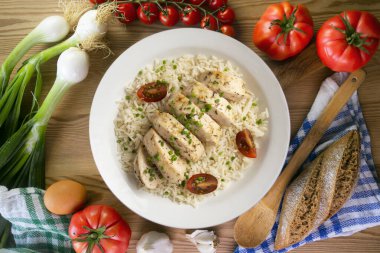 Beyaz pirinçli kekik aromalı fırında tavuk. Dekorasyonlu üst görünüm tablosu.
