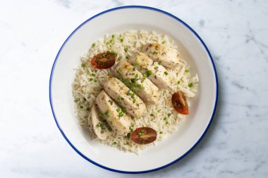 Beyaz pirinçli kekik aromalı fırında tavuk. Dekorasyonlu üst görünüm tablosu.