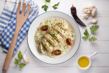 Beyaz pirinçli kekik aromalı fırında tavuk. Dekorasyonlu üst görünüm tablosu.