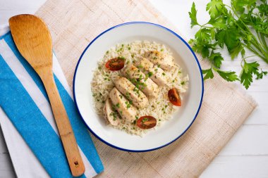 Beyaz pirinçli kekik aromalı fırında tavuk. Dekorasyonlu üst görünüm tablosu.