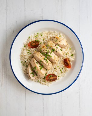 Beyaz pirinçli kekik aromalı fırında tavuk. Dekorasyonlu üst görünüm tablosu.