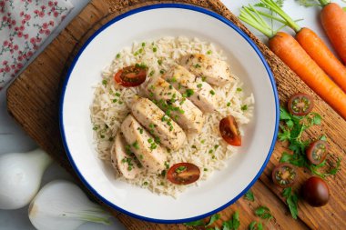 Beyaz pirinçli kekik aromalı fırında tavuk. Dekorasyonlu üst görünüm tablosu.