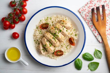 Beyaz pirinçli kekik aromalı fırında tavuk. Dekorasyonlu üst görünüm tablosu.