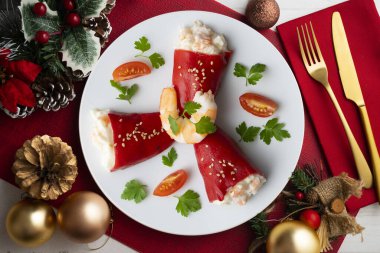 Morina ile doldurulmuş kırmızı piquillo biberi. Noel süslemeli üst manzara masası.