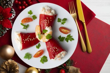 Morina ile doldurulmuş kırmızı piquillo biberi. Noel süslemeli üst manzara masası.