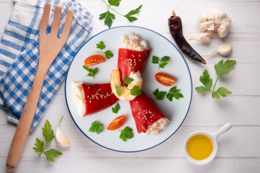 Morina ile doldurulmuş kırmızı piquillo biberi. Dekorasyonlu üst görünüm tablosu.