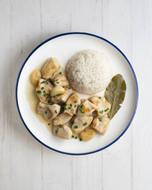 Yaprak aromalı sarımsaklı tavuk ve beyaz pirinç. Dekorasyonlu üst görünüm tablosu.