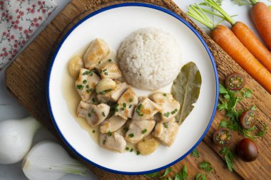 Yaprak aromalı sarımsaklı tavuk ve beyaz pirinç. Dekorasyonlu üst görünüm tablosu.