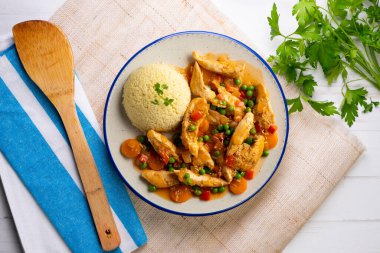 Sebze ve domates soslu sotelenmiş tavuk şeritleri. Dekorasyonlu üst görünüm tablosu.