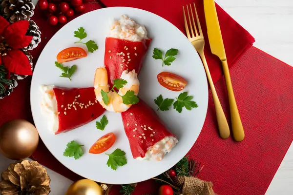Morina ile doldurulmuş kırmızı piquillo biberi. Noel süslemeli üst manzara masası.