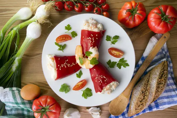 Morina ile doldurulmuş kırmızı piquillo biberi. Dekorasyonlu üst görünüm tablosu.