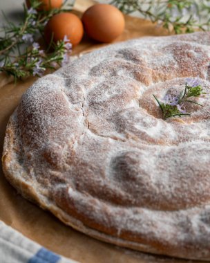 Mallorca 'dan Ensaimada, tipik bir Balearic tatlısıdır. Tereyağı ve şekerden yapılmış yuvarlak pasta, melek saçlarıyla dolu..
