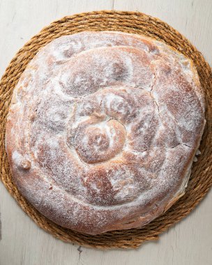 Mallorca 'dan Ensaimada, tipik bir Balearic tatlısıdır. Tereyağı ve şekerden yapılmış yuvarlak pasta, melek saçlarıyla dolu..