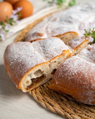 Mallorca 'dan Ensaimada, tipik bir Balearic tatlısıdır. Tereyağı ve şekerden yapılmış yuvarlak pasta, melek saçlarıyla dolu..