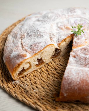 Mallorca 'dan Ensaimada, tipik bir Balearic tatlısıdır. Tereyağı ve şekerden yapılmış yuvarlak pasta, melek saçlarıyla dolu..