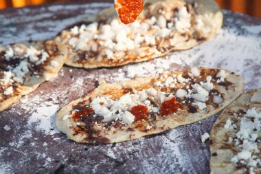 Memela veya mamelita, Meksika oval tortillasıdır ve mısır hamurundan yapılmıştır. Kalın ve fasulye ezmesi ve diğer malzemelerle kaplı..