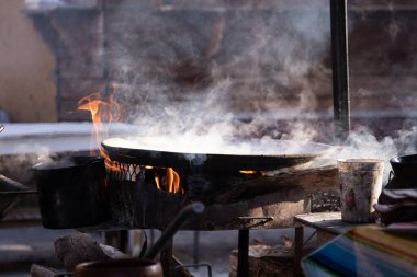 Meksika 'nın Oaxaca kentindeki bir sokak yemeği standında ateş ve odun ile çalışan geleneksel Meksika comalları..