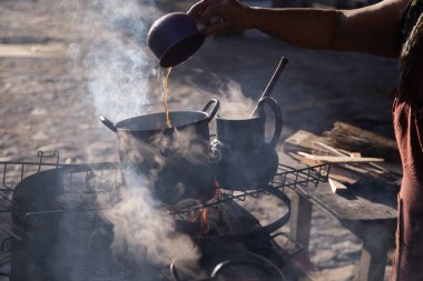 Oaxaca 'da bir sokak yemeği standında kille demir tencereler geleneksel Meksika kafe de olla pişiriyor..