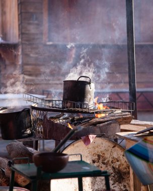 Oaxaca 'da bir sokak yemeği standında kille demir tencereler geleneksel Meksika kafe de olla pişiriyor..