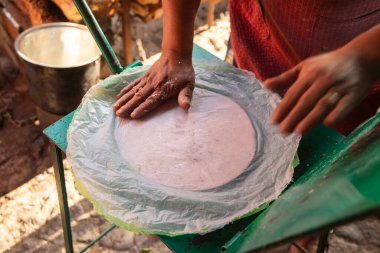 Meksika 'nın Oaxaca bölgesinde geleneksel quesadillas için mısır tortillalarını elle hazırlıyorum..