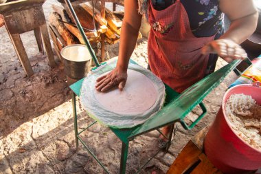 Meksika 'nın Oaxaca bölgesinde geleneksel quesadillas için mısır tortillalarını elle hazırlıyorum..