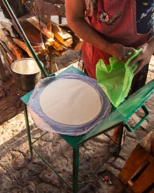 Meksika 'nın Oaxaca bölgesinde geleneksel quesadillas için mısır tortillalarını elle hazırlıyorum..