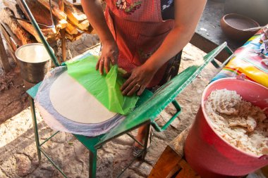 Meksika 'nın Oaxaca bölgesinde geleneksel quesadillas için mısır tortillalarını elle hazırlıyorum..