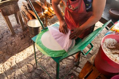 Meksika 'nın Oaxaca bölgesinde geleneksel quesadillas için mısır tortillalarını elle hazırlıyorum..