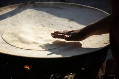 Meksika 'nın Oaxaca bölgesinde geleneksel quesadillas için mısır tortillalarını elle hazırlıyorum..