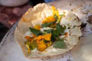 Meksika 'nın Oaxaca bölgesinde geleneksel kabak çiçeği quesadillas pişiriyorum..